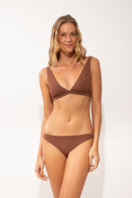 Cargar imagen en el visor de la galería, Model Front: Rio De Sol Haut Top Sand-Cappuccino Alba
