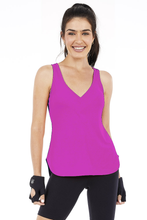 Cargar imagen en el visor de la galería, Model Front: Alto Giro Fitness Haut Regata Skin Fit Alongada Gola V Pink Orchid