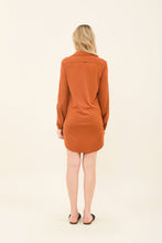 Cargar imagen en el visor de la galería, Model Back: Uv Line Chemise Shirtdress Copenhagen Caramelo Upf50+