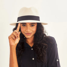Cargar imagen en el visor de la galería, Model Front: Uv Line Chapeau Panama Chapeu Shanghai Branco/Preto