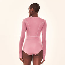 Cargar imagen en el visor de la galería, Model Back: Uv Line Une Pièce Swimsuit Macae Malva Upf50+