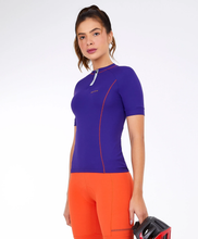 Cargar imagen en el visor de la galería, Model Front: Alto Giro Fitness Haut T-Shirt Skin Fit Biker Com Bolsos Roxo Eletric