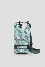 Cargar imagen en el visor de la galería, Model Front: Feelfree Sac De Plage Dry Tube 1,5L Tropical Organic Teal