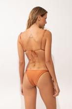 Cargar imagen en el visor de la galería, Model Back: Rio De Sol Ensemble Set Shimmer-Nocciola Lia-Noa Lacinho