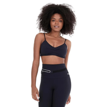 Cargar imagen en el visor de la galería, Model Front: Alto Giro Fitness Haut Top Bodytex Costas Decotada Preto