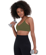 Cargar imagen en el visor de la galería, Model Front: Alto Giro Fitness Haut Top Sem Costura Essential Verde Kalamata