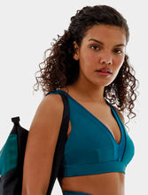 Cargar imagen en el visor de la galería, Model Front: Alto Giro Fitness Haut Top Up Co2 Com Recortes Atlanta Azul