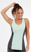 Cargar imagen en el visor de la galería, Model Front: Alto Giro Fitness Haut Regata Skin Fit Recorte Frente