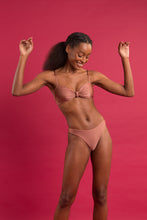 Cargar imagen en el visor de la galería, Image 09: Rio De Sol Ensemble Set Shimmer-Copper Bandeau-Joy Nice-Fio