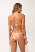 Cargar imagen en el visor de la galería, Model Back: Rio De Sol Haut Top Ditsy-Butter Lia