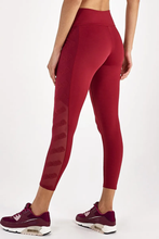 Cargar imagen en el visor de la galería, Model Back: Alto Giro Fitness Bas Legging Hyper Bordado Lateral Vermelho Power