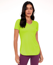 Cargar imagen en el visor de la galería, Model Front: Alto Giro Fitness Haut T-Shirt Skin Fit Alongada Gola V Verde Acidlime