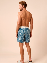 Cargar imagen en el visor de la galería, Model Back: Uv Line Bermuda / Short Pour Homme Shorts Acqua Boxer Tie Dye Blue Upf50+