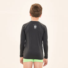 Cargar imagen en el visor de la galería, Model Back: Uv Line T-Shirt Acqua Qr Code Preto Upf50+