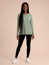 Cargar imagen en el visor de la galería, Model Front: Uv Line T-Shirt Longsleeve Fem New Fit Mix Grey Upf50+