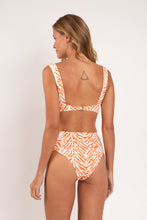 Cargar imagen en el visor de la galería, Model Back: Rio De Sol Bas Bottom Sahari Hotpants