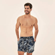 Cargar imagen en el visor de la galería, Model Front: Uv Line Short De Bain Short Acqua Coqueiros Marinho Upf50+