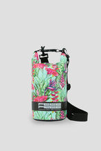 Cargar imagen en el visor de la galería, Model Front: Feelfree Sac De Plage Dry Tube 1,5L Tropical Harmony Mint