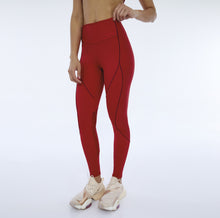Cargar imagen en el visor de la galería, Model Front: Alto Giro Fitness Bas Legging Hyper Recortes Atlanta Vermelho Haute Red