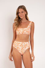 Cargar imagen en el visor de la galería, Model Front: Rio De Sol Bas Bottom Sahari Hotpants