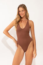 Cargar imagen en el visor de la galería, Model Front: Rio De Sol Une Pièce Sand-Cappuccino Sunny
