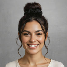 Cargar imagen en el visor de la galería, Model Front: Rio De Sol Chouchou Nero Scrunchie