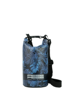 Cargar imagen en el visor de la galería, Model Front: Feelfree Sac De Plage Dry Tube 1,5L Tropical Mid Night Blue