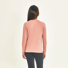 Cargar imagen en el visor de la galería, Model Back: Uv Line T-Shirt Longsleeve Uprpo Inf Rose Upf50+