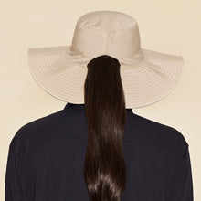 Cargar imagen en el visor de la galería, Model Back: Uv Line Chapeau Souple/Capeline San Diego Areia Kaki Upf50+