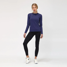 Cargar imagen en el visor de la galería, Model Front: Uv Line T-Shirt Longsleeve Uvpro Fem Navy Blue Upf50+