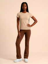 Cargar imagen en el visor de la galería, Model Front: Uv Line T-Shirt T-Shirt Fem New Fit Fem Sand Upf50+