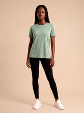 Cargar imagen en el visor de la galería, Model Front: Uv Line T-Shirt T-Shirt Fem New Fit Mix Green Upf50+