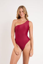 Cargar imagen en el visor de la galería, Model Front: Rio De Sol Une Pièce Touch-Carmim Sienna
