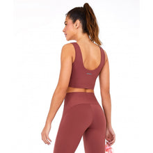 Cargar imagen en el visor de la galería, Model Back: Alto Giro Fitness Haut Top Bodytex Ii Com Laser Marrom Mahogany