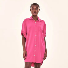Cargar imagen en el visor de la galería, Image 05: Uv Line Chemise Shirtdress Copenhagen Cherry Hot Pink Upf50+