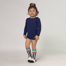 Cargar imagen en el visor de la galería, Model Front: Uv Line T-Shirt Longsleeve Baby Navy Blue Upf50+