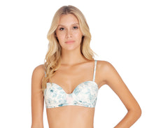Cargar imagen en el visor de la galería, Model Front: Saha Haut Top Freya Blossom