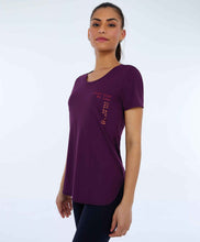 Cargar imagen en el visor de la galería, Model Front: Alto Giro Fitness Haut T-Shirt Skin Fit Inspiracionais Roxo