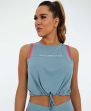 Cargar imagen en el visor de la galería, Model Front: Alto Giro Fitness Haut Regata Eco Skin Fit Recortes E Regulagem Cinza Lead