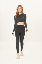 Cargar imagen en el visor de la galería, Model Front: Uv Line Fitness Bas Legging Fit Aspen Black Upf50+