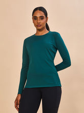 Cargar imagen en el visor de la galería, Model Front: Uv Line T-Shirt Longsleeve Fem New Fit Petroleo Upf50+