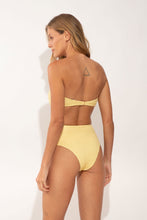Cargar imagen en el visor de la galería, Model Back: Rio De Sol Bas Bottom Drift-Butterglow Hotpants