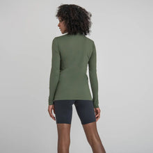 Cargar imagen en el visor de la galería, Model Back: Uv Line T-Shirt Longsleeve Uvpro Fem Verde Militar Upf50+