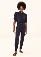 Cargar imagen en el visor de la galería, Model Front: Uv Line Pantalon De Plage Pants Fem Basic Black Upf50+