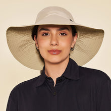 Cargar imagen en el visor de la galería, Model Front: Uv Line Chapeau Souple/Capeline San Diego Areia Kaki Upf50+