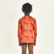 Cargar imagen en el visor de la galería, Model Back: Uv Line T-Shirt Longsleeve Acqua Zebra Inf Upf50+