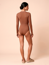 Cargar imagen en el visor de la galería, Model Back: Uv Line Une Pièce Long Sleeve Swimsuit Macae Brown Upf50+