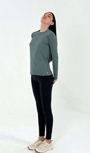 Cargar imagen en el visor de la galería, Product Front: Uv Line T-Shirt Longsleeve Fem New Fit Textura Verde Jade Upf50+