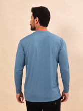 Cargar imagen en el visor de la galería, Model Back: Uv Line T-Shirt Longsleeve Uvpro Masc Indigo Upf50+
