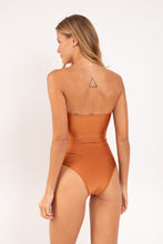 Cargar imagen en el visor de la galería, Model Back: Rio De Sol Une Pièce Shimmer-Nocciola Sara-Op